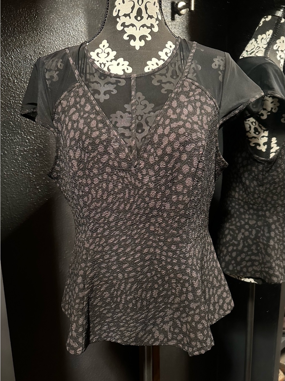 Guess Y2K style mixed mesh Black and Charcoal Patterned cap Sleeve Peplum Top XL
